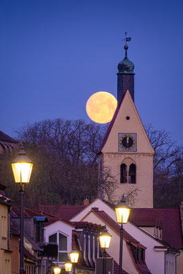 Neumarktkirche St. Thomae in Merseburg mit Vollmond