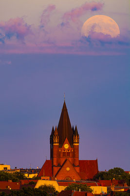 Pauluskirche mit Vollmond
