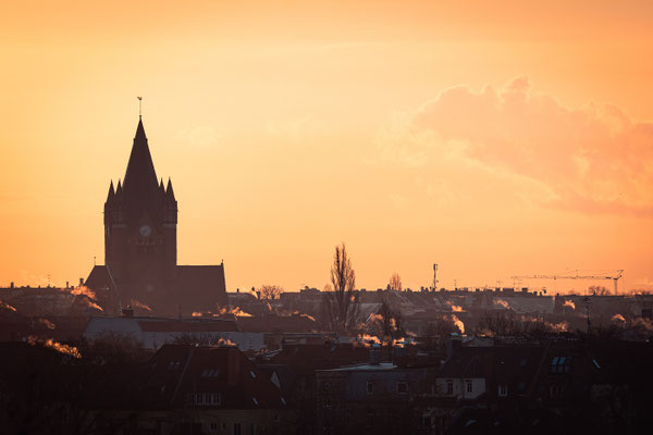 Pauluskirche im Sonnenaufgang im Winter