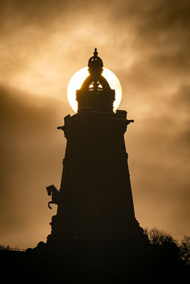 Sonne und Nebel hinter dem Kyffhäuser Denkmal