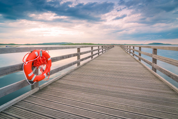 Seebrücke in Braunsbedra in der Abenddämmerung