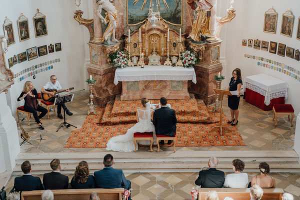 Sehr außergewöhnlich: freie Trauung in einer Kirche in Oberbayern.