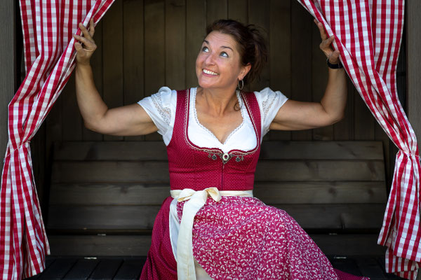 Traurednerin Ursula Weber trägt ein Dirndl.