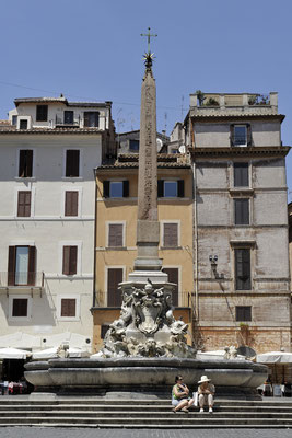Pantheon_obelisco della piazza