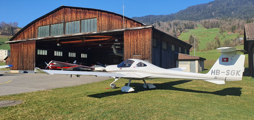 Fliegermanöver am Hangar