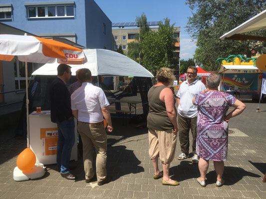 Gespräche am CDU Stand