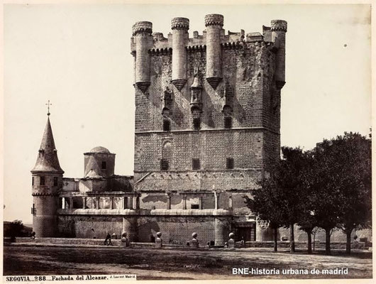 Fotografía histórica (hacia 1870) del Alcázar tras el incendio (BNE, Historia urbana de Madrid)