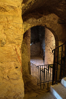 Muros de antiguas fortificaciones anteriores al Alcázar