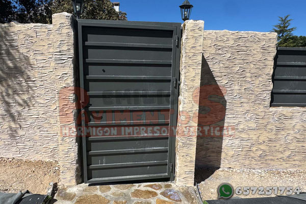 Hormigon-Impreso-vertical-crema-gris-puerta