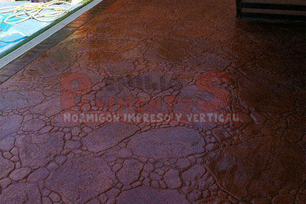hormigón-impreso-imitación-piedra-de-río-en-exterior