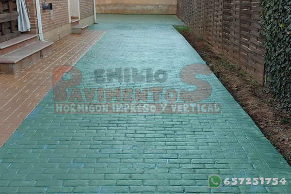hormigón-impreso--imitación-adoquín-verde-en-exterior