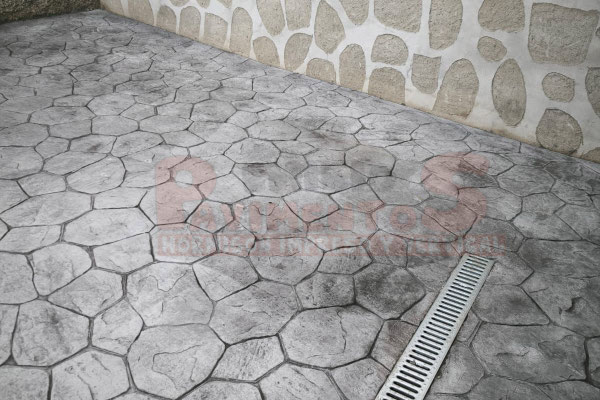 hormigón-impreso-imitación-piedra-natural-en-exterior