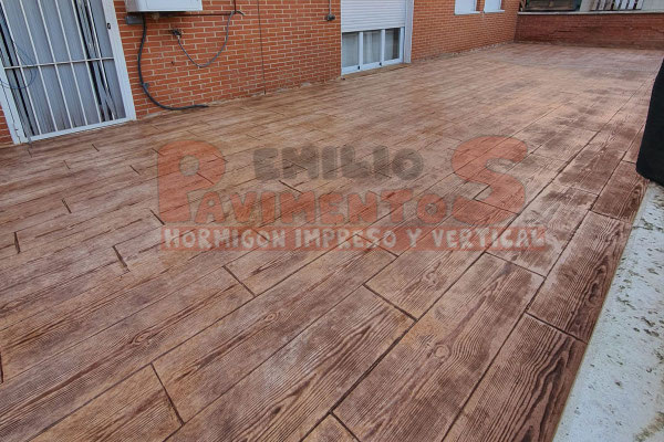 hormigón-impreso-imitación-madera para-terraza-exterior