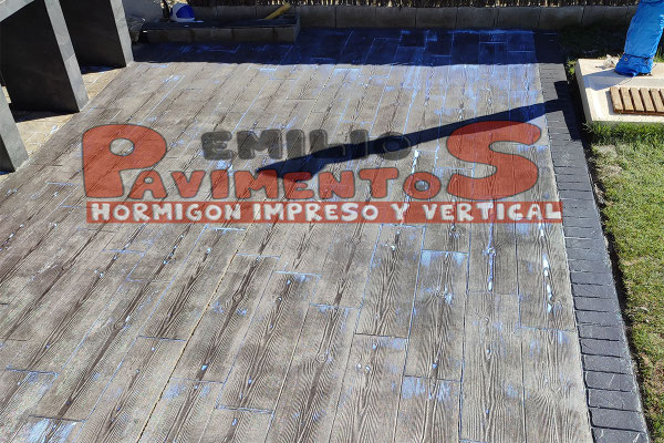 Hormigón-Impreso-Imitación-Madera-para-Exteriores