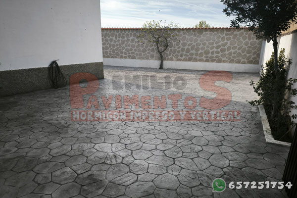 Suelo-de-hormigón-impreso-piedra-irregular-gris-en-patio