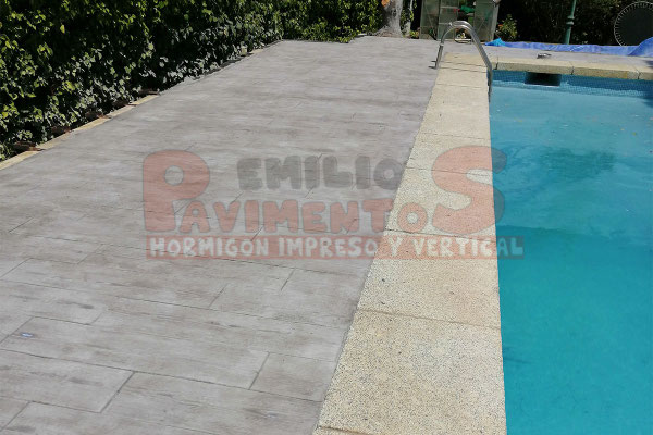 hormigón-impreso-imitación-madera-junto-a-piscina