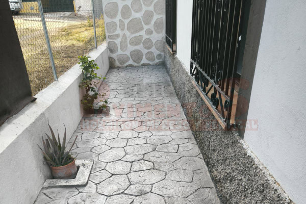hormigón-impreso-imitación-piedra-para-patios