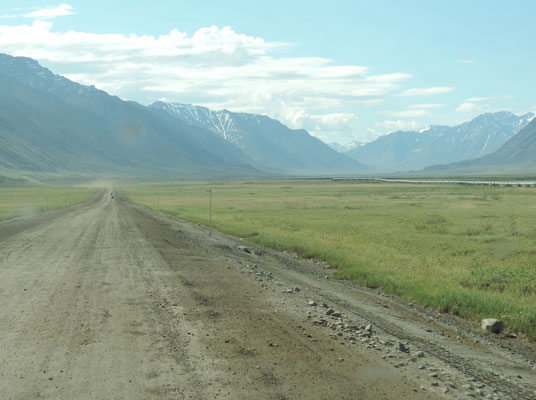 The Dalton with the Trans Alaska Oil pipeline