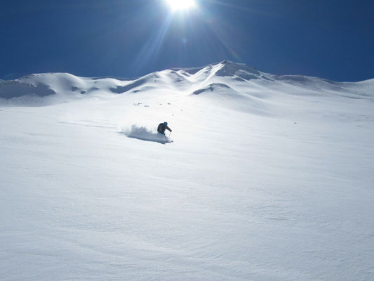 Gudauri: Abfahrt vom Mount Sadzele zur Kreuzpassstraße (1600 Hm)