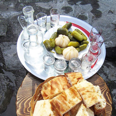 Gudauri: Schnaps, Brot und Saures zur Stärkung