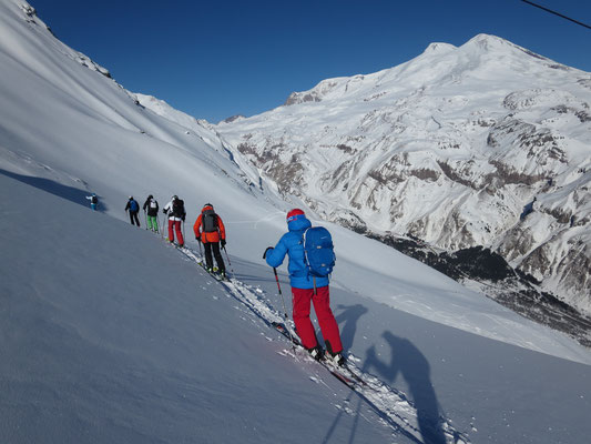 Cheget: Kurzer Aufstieg, steile lange Abfahrt