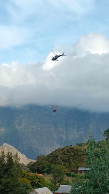 UN HELICO REPART AVEC DES BIDONS VIDES DE LA NOUVELLE CIRQUE DE MAFATE