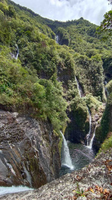 CASCADES ET BASSINS A LA RANDO DE LA VALLEE DE TAKAMAKA