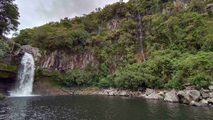  LE BASSIN DE LA MER ET UNE DE SES CASCADES