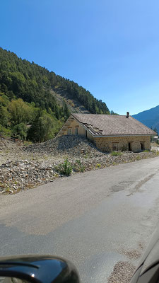 une maison envahie de pierres à Saint Martin Vésubie dans les Alpes Maritime