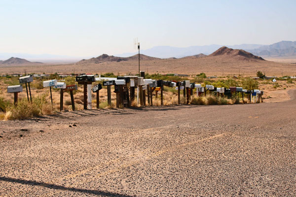 UNE RANGEE DE BOITES A LETTRE AU BORD DE LA ROUTE 66 ARIZONA