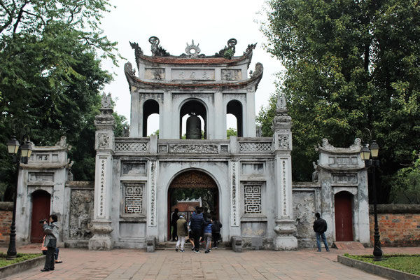 L'ENTREE DU MUSEE DE LA LITTERATURE A HANOI VIET NAM