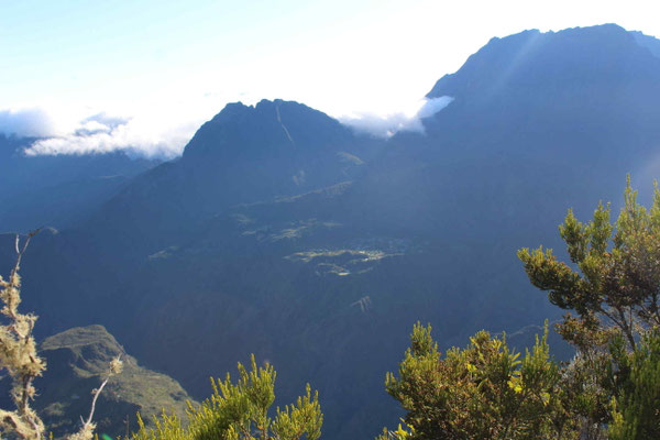 LA NOUVELLE DANS LE CIRQUE DE MAFATE VUE DEPUIS LA RANDO DU GRAND BENARE
