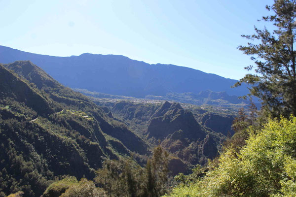  CILAOS DEPUIS LE BELVEDERE DE L'AIRE DE PIQUE NIQUE ENTRE CILAOS ET ILET A CORDES AU CIRQUE DE CILAOS