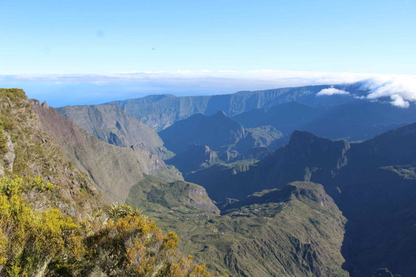 LE CIRQUE DE MAFATE L'ILET DE ROCHE PLATE VUE DEPUIS LA RANDO DU GRAND BENARE