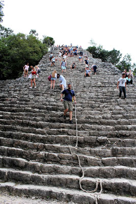  LA FOULE A LA PYRAMIDE NOHOCH MUL AU SITE DE COBA YUCATAN