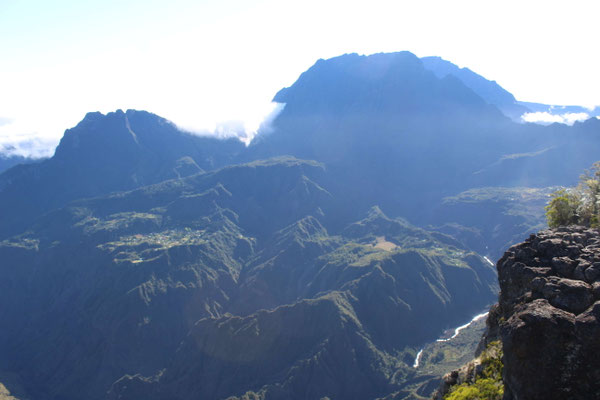  LE CIRQUE DE MAFATE LES ILETS DE LA NOUVELLE A GAUCHE ET MARLA A DROITE VUE DEPUIS LA RANDO DU GRAND BENARE