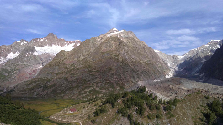 L'aiguille de Bionnassay et la cabane Combal en bas