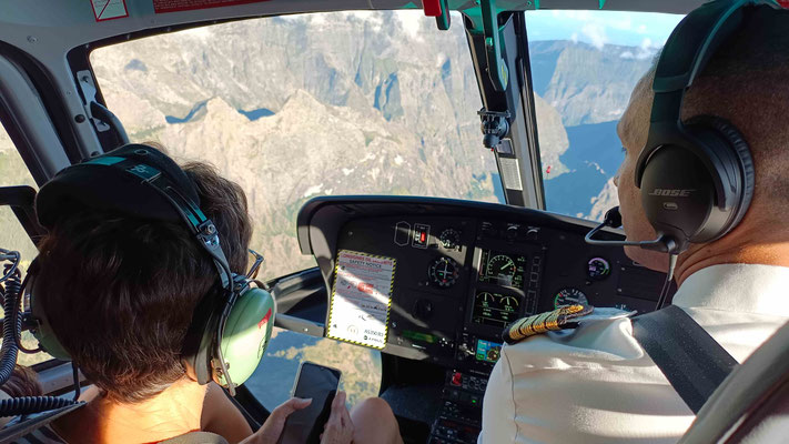  DURANT LE VOL JOSIANE EST ASSISE A  COTE DU PILOTE, LE CIRQUE DE MAFATE