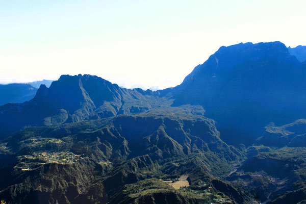  LE CIRQUE DE MAFATE LA NOUVELLE LA PLAINE DES TAMARINS LES COLS DES BOEUFS ET CELUI DE LA FOURCHE VUE DEPUIS LA RANDO DU GRAND BENARE
