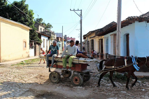 TRANSPORT DE MARCHANDISES DANS UNE RUE DE TRINIDAD