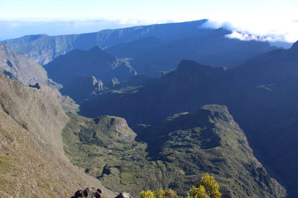 ROCHE PLATE DANS LE CIRQUE DE MAFATE VUE DEPUIS LA RANDO DU GRAND BENARE