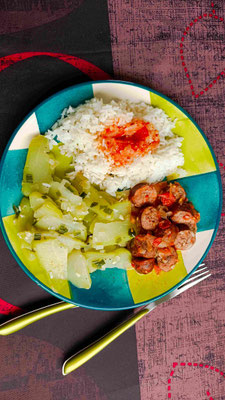  UN ROUGAIL SAUCISSES ET GRATIN DE CHOUCHOU BY OURSELF