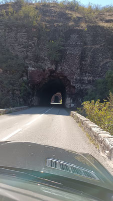 une succession de tunnels près de Guillaumes dans les Alpes Maritime