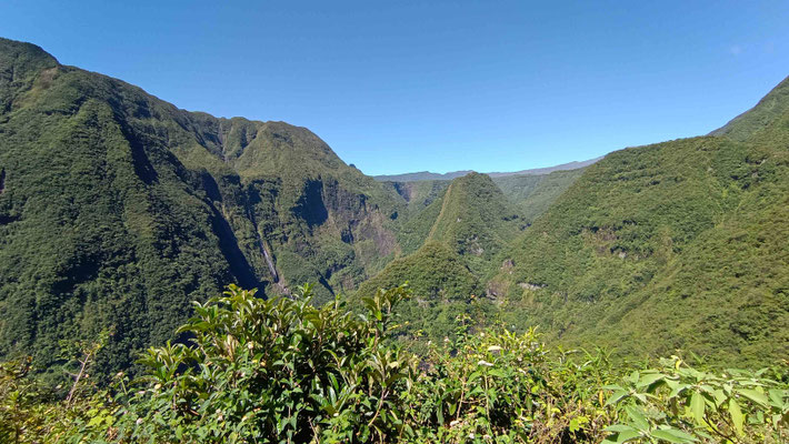 CASCADES LA VALLEE DE TAKAMAKA ET LE TROU DE FER AU FOND