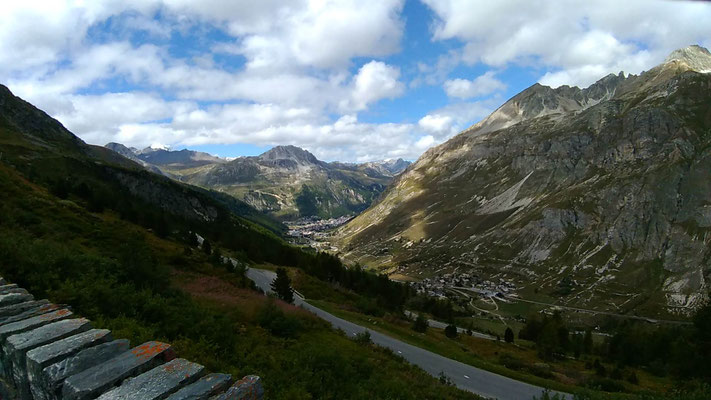 Dans la montée du col de l'Iseran au fond Val d'Isère et au premier plan le Fornet