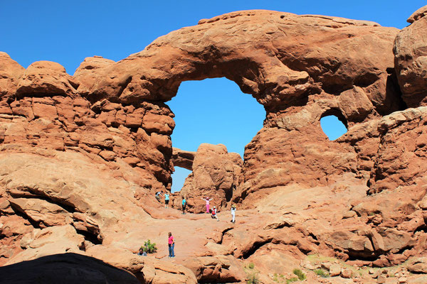 TURRET ARCH ET WINDOW AU SECOND PLAN ARCHES NP UTAH