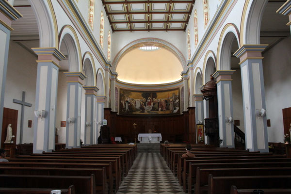 L'INTERIEUR DE LA CATHEDRALE DE SAINT DENIS
