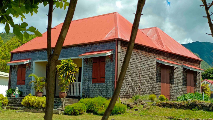 MAISON CREOLE A L'ENTRE DEUX