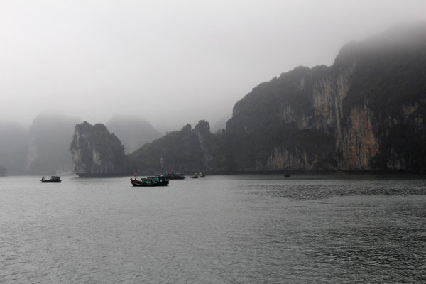 DANS LA BAIE DE HALONG