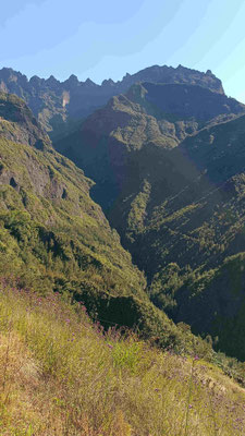 LE PITON DES NEIGES DEPUIS LE BELVEDERE DE L'AIRE DE PIQUE NIQUE ENTRE CILAOS ET ILET A CORDES AU CIRQUE DE CILAOS